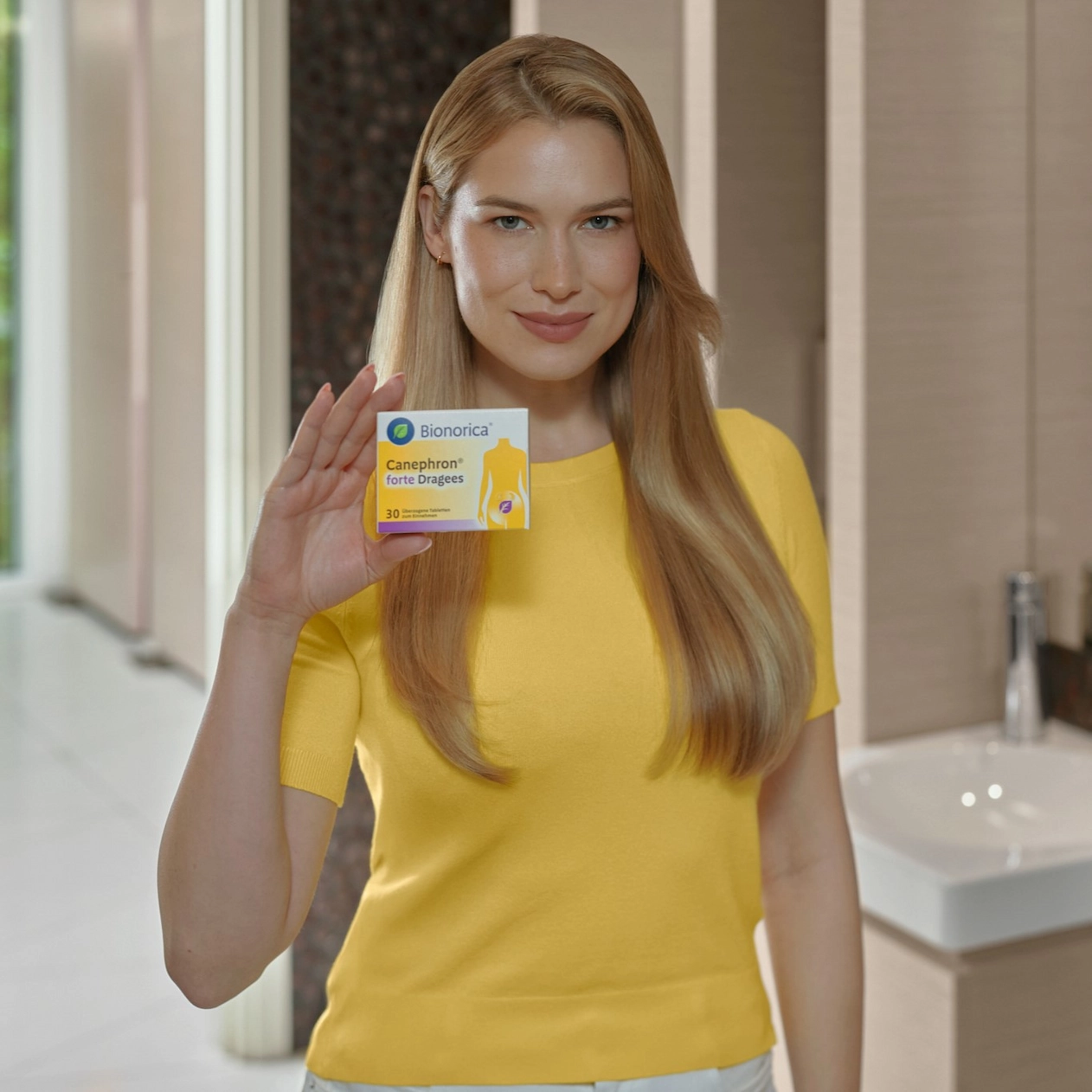 Frau mit Canephron® forte