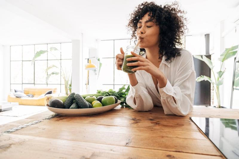 Ernährungsleitfaden PDF Vorschaubild Frau trinkt einen grünen Smoothie