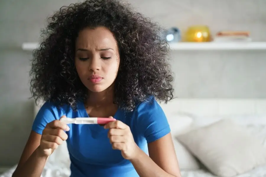 young-woman-with-pregnancy-test
