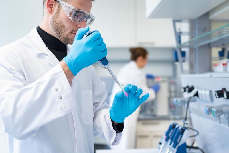 Pipettierarbeiten im Labor