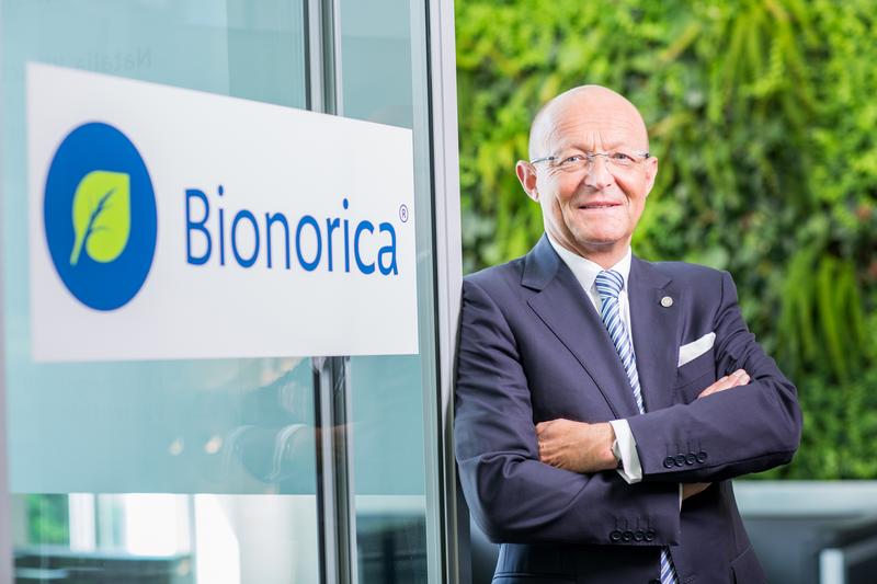 Prof. Dr. Michael A. Popp am Eingang des Unternehmens