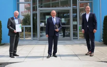 Prof. Popp hält den Axia Best Managed Companies Award 2021 in den Händen. Überreicht wurde die Auszeichnung bei Bionorica in Neumarkt von Martin Thiermann, Partner Audit Industry bei Deloitte in Nürnberg, und Sebastian Drossmann, Ambassador Germany bei der Credit Suisse AG (rechts im Bild).