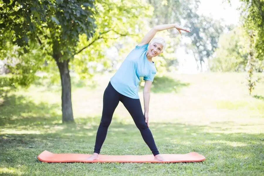 взрослая-женщина-занимается-спортом-бегает-ходьба