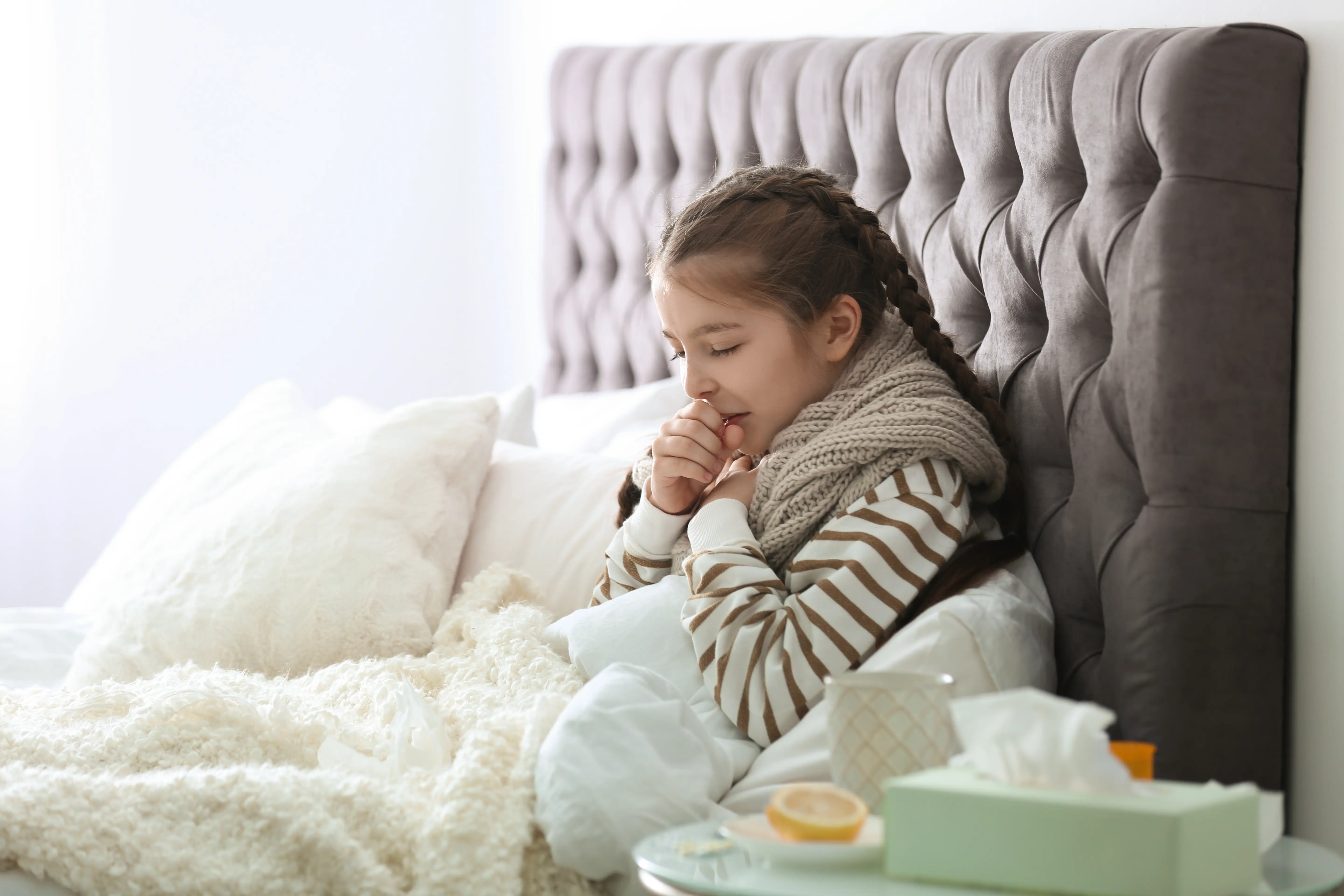 Mädchen mit Husten im Bett