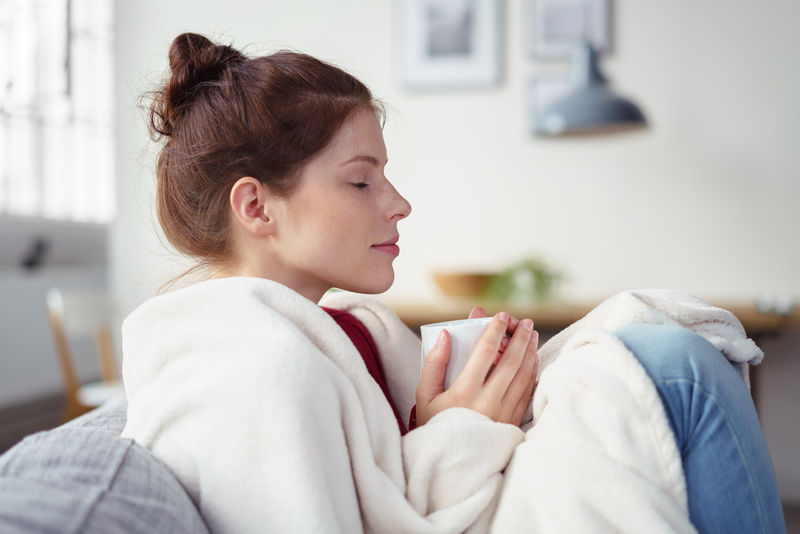 Entspannte Frau mit Tee, Magen-Darm-Grippe