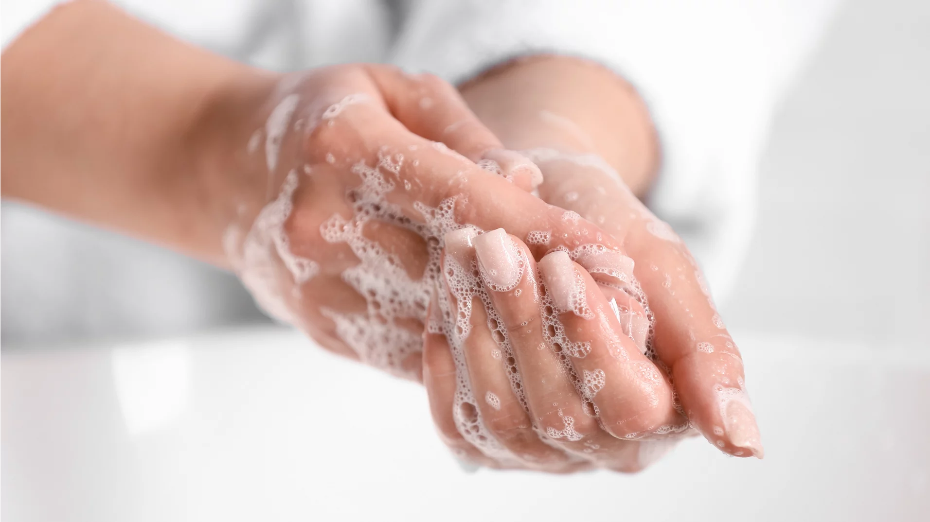 Mögliche Krankheitserreger werden beim Essen oder ähnlichem aufgenommen. Händewaschen kann davor schützen.