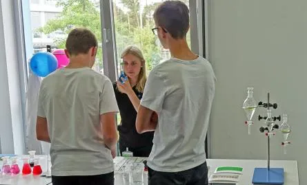 Chemielaboranten beim Experimentieren