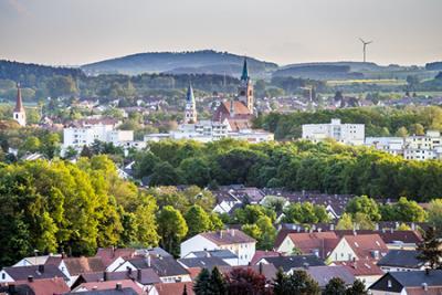 Ein Blick über Neumarkt i. d. Opf mit weitem Ausblick auf bewaldete Hügel.