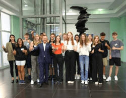 Prof. Popp und die neuen Auszubildenden bei Bionorica. Wir freuen uns sehr, 15 hochmotivierte junge Menschen in unserer Unternehmensfamilie begrüßen zu dürfen.