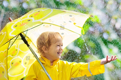 Қолшатыр ұстаған бала