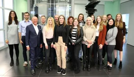 Die diesjährigen Absolventinnen und Absolventen zusammen mit Prof. Dr. Michael A. Popp sowie den Ausbildern.