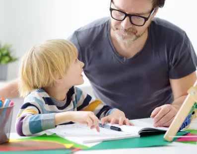 делает уроки