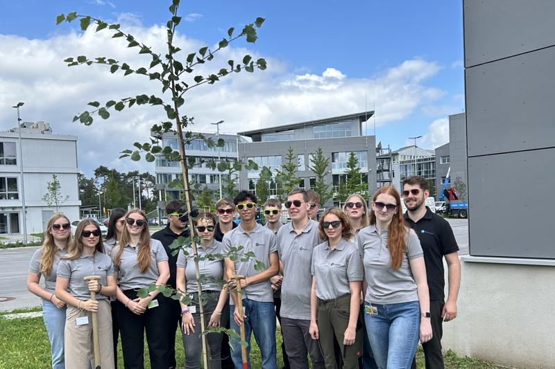 Die Bionorica-Azubis als Gruppe vor dem gerade eben gepflanzten Lindenbaum