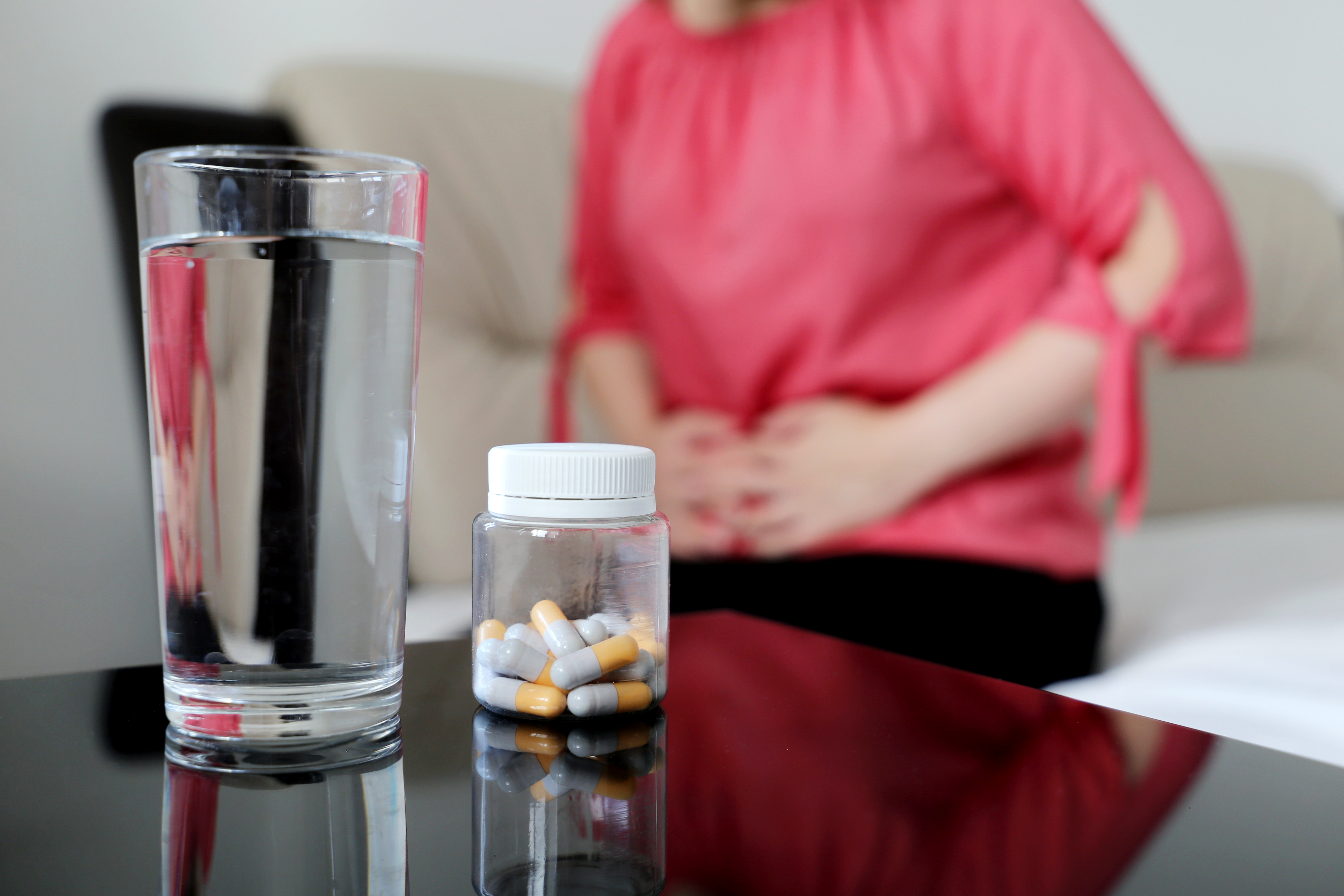 Digestopret: Frau mit Tabletten; Abführmittel