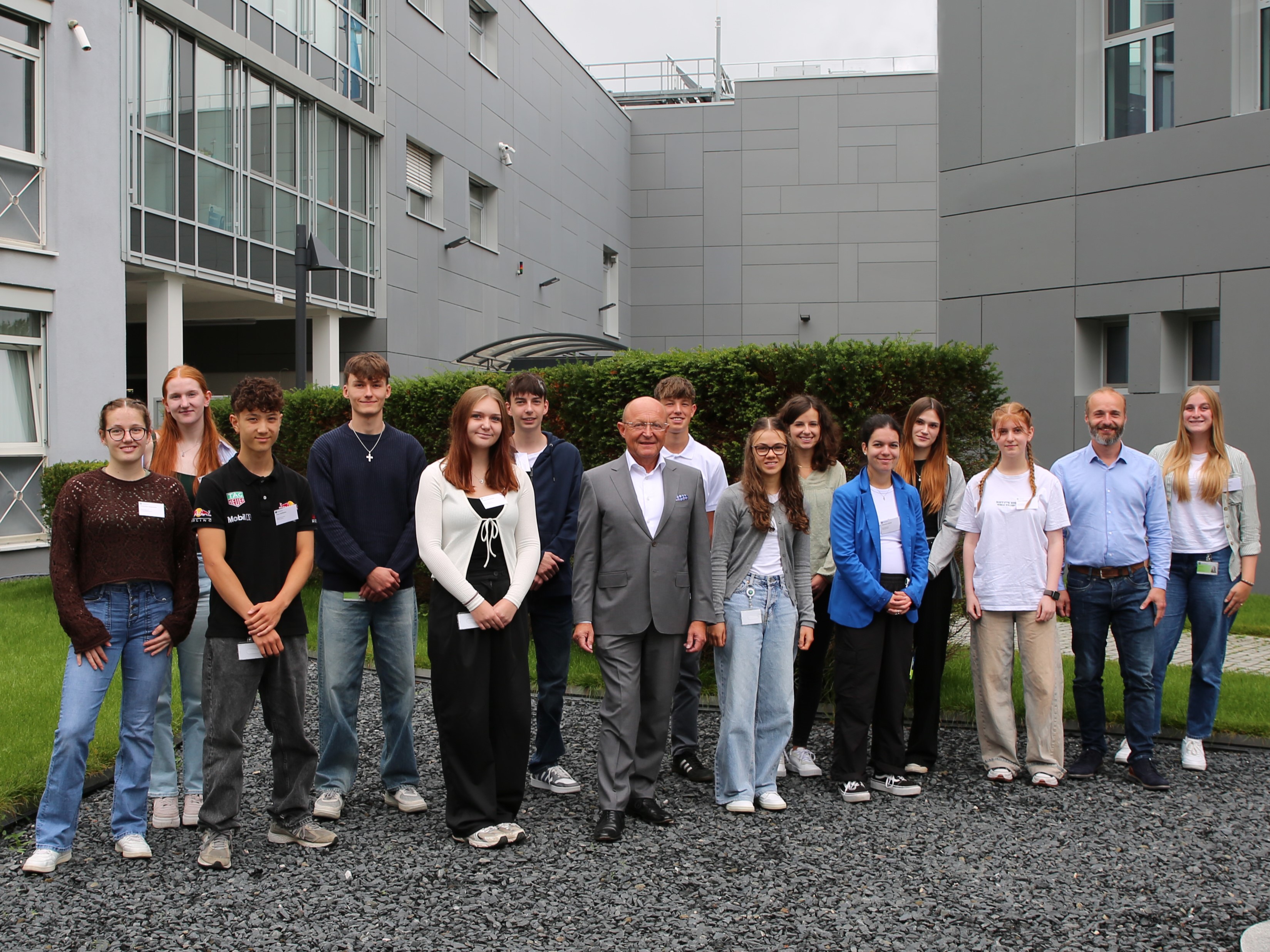 Die neuen Bionorica-Azubis des Jahrgangs 2025 mit dem Inhaber Prof. Michael Popp vor dem Firmensitz in Neumarkt